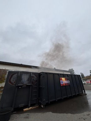 FW Allensbach: Heißausbildung - Brandbekämpfung und Menschenrettung unter realen Bedingungen