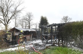 Kreisfeuerwehrverband Pinneberg: FW-PI: Pinneberg: Gartenlaube abgebrannt - Feuerwehr verhindert Übergreifen auf weitere Häuschen