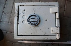Polizeiinspektion Delmenhorst / Oldenburg - Land / Wesermarsch: POL-DEL: Landkreis Oldenburg: Auffinden eines Tresors in der B&auml;ke in Hude +++ Eigent&uuml;mer gesucht