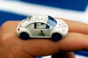 Brauerei C. & A. VELTINS GmbH & Co. KG: Pokalsieger verewigen sich auf Miniatur-New Beetle / Alle Schalke-Autogramme auf nur drei Zentimetern