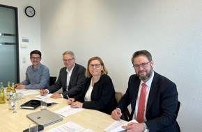 Hochschule Fresenius: Hochschule Fresenius und Unternehmen Process [.-ING] unterzeichnen Kooperationsvertrag und bieten künftig gemeinsam Bildungsprogramme für die Pharmaindustrie an