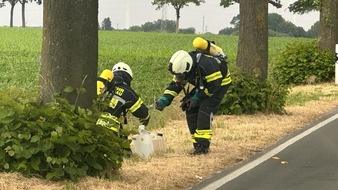 Freiwillige Feuerwehr Bedburg-Hau: FW-KLE: Gefahrgut-Einsatz: Chemikalien-Kanister an Landstraße entsorgt