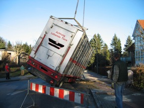 POL-SE: Bad Segeberg - Viehtransporter-Anhänger umgekippt