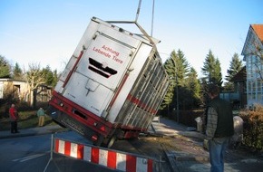 Polizeidirektion Bad Segeberg: POL-SE: Bad Segeberg - Viehtransporter-Anhänger umgekippt