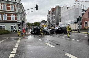 Feuerwehr Bremerhaven: FW Bremerhaven: Schwerer Verkehrsunfall im Berufsverkehr, drei PKW beteiligt