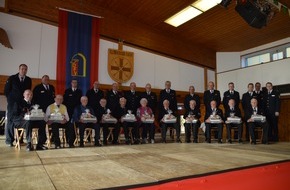 Verband der Feuerwehren im Kreis Paderborn: FW-PB: 100 Kuchen und Torten, 1600 Schnittchen und 220 Liter Kaffee: Am Wochenende haben die Brandschützer aus dem Kreis Paderborn den traditionellen Seniorennachmittag gefeiert.