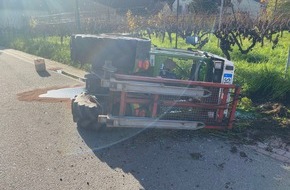 Polizeidirektion Landau: POL-PDLD: Verkehrsunfall mit Personenschaden - Traktor kippt um