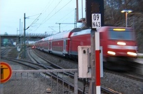 Bundespolizeidirektion Sankt Augustin: BPOL NRW: Bundespolizei warnt vor gefährlichen Abkürzungen über die Gleise - Hier herrscht Lebensgefahr!