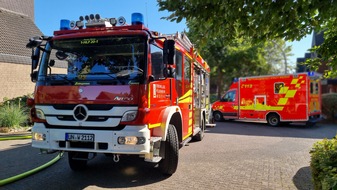 FW-WRN: FEUER_2 - LZ1 - brennt Garage in einer Garagenreihe