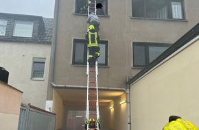 Feuerwehr Oberhausen: FW-OB: 13 Personen bei Wohnungsbrand in Oberhausen-Mitte gerettet Ein Mann verstirbt nach Fenstersturz an seinen Verletzungen