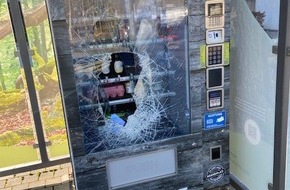 Polizeidirektion Trier: POL-PDTR: Schon wieder - Lebensmittelautomat am Bahnhof erheblich beschädigt