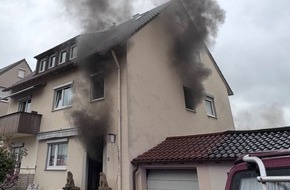 Feuerwehr Stuttgart: FW Stuttgart: Feuerwehr rettet Bewohner und Katze bei Geb&auml;udebrand / Treppenraum durch Rauch versperrt, eine Person &uuml;ber Drehleiter gerettet