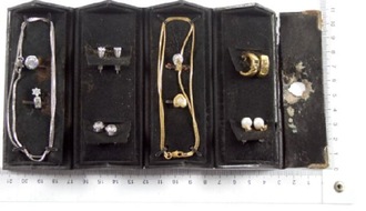 Polizeipräsidium Südhessen: POL-DA: Lorsch: Schwarze Schatulle mit Schmuck aufgefunden / Wer kann weiterhelfen?
