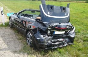 Polizeiinspektion Cuxhaven: POL-CUX: Cabriofahrer bei Unfall auf A 27 schwer verletzt - Unfallzeugen gesucht (Bildanlage)