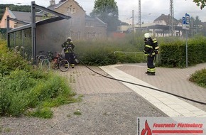 Feuerwehr Plettenberg: FW-PL: OT-Eiringhausen. Motorroller brannte in voller Ausdehnung. Zeugen haben auffällige Personen beobachtet.
