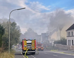 FW Rösrath: Dachstuhlbrand in Mehrfamilienhaus