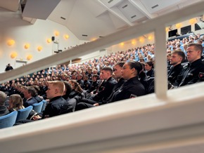 POL-AK NI: Vom Hörsaal in den Einsatz: 125 neue Polizeikommissarinnen und -kommissare starten ihren Dienst für Niedersachsen