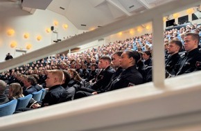 Polizeiakademie Niedersachsen: POL-AK NI: Vom H&ouml;rsaal in den Einsatz: 125 neue Polizeikommissarinnen und -kommissare starten ihren Dienst f&uuml;r Niedersachsen