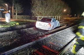 Bundespolizeidirektion Sankt Augustin: BPOL NRW: 53 - Jährige fährt mit ihrem PKW ins Gleis - Zug kann noch rechtzeitig bremsen
