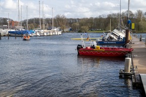 FW-RD: Feuerwehreinsatz am B&uuml;delsdorfer Yacht Club: Katamaran droht zu sinken