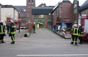 Feuerwehr der Stadt Arnsberg: FW-AR: Parkhaus Neheim nach Gasgeruch evakuiert und gesperrt