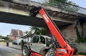 Bundespolizeiinspektion Flensburg: BPOL-FL: Kronshagen - Teleporter fährt gegen Bahnbrücke