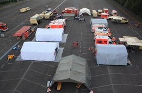 Feuerwehr Mönchengladbach: FW-MG: Übung zum Landeskonzept Behandlungsplatz