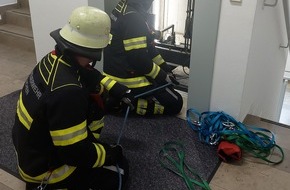 Feuerwehr München: FW-M: Vier Stunden im Aufzug (Berg am Laim)