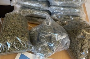 Hauptzollamt Kiel: HZA-KI: Zoll stellt rund 13,5 Kilo Marihuana, Bargeld und eine Waffe sicher