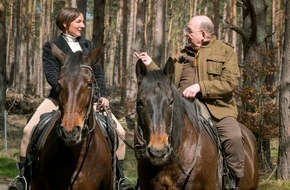 ARD Mediathek: "lesenswert": Streiten und Reiten mit Denis Scheck und Juli Zeh