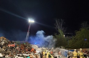 Feuerwehr Essen: FW-E: Brand auf Schrottplatz - keine Verletzten