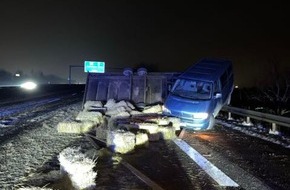 PASt (KvD) - Polizeipr&auml;sidium Westhessen: POL-WI: Vollsperrung der A3 bei Wiesbaden nach PKW-Unfall und verlorenen Strohballen