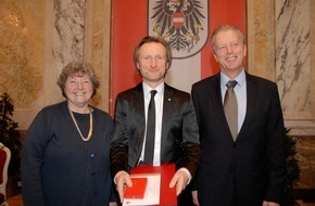 Competence Call Center AG: Bundespräsident Dr. Heinz Fischer verleiht an Mag. Thomas Kloibhofer, Competence Call Center, das Goldene Ehrenzeichen