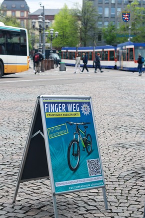POL-DA: Darmstadt/Südhessen: Auftaktveranstaltung zur Fahrradregistrierung lockt viele Interessierte auf dem Luisenplatz an / Polizei registriert und codiert über 100 Fahrräder