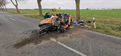 Polizeiinspektion Cuxhaven: POL-CUX: Schwerer Verkehrsunfall auf der Landesstraße 128 - mehrere Personen schwer verletzt - Rettungshubschrauber im Einsatz