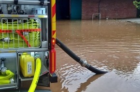 Feuerwehr Grevenbroich: FW Grevenbroich: Feuerwehr Grevenbroich nach Starkregen im Dauereinsatz // 20 Einsätze in zwei Stunden - Bauernhof teilweise überflutet