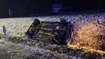 Freiwillige Feuerwehr Menden: FW Menden: Verkehrsunfall: PKW landet auf Dach im Straßengraben