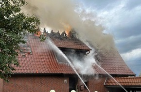 Freiwillige Feuerwehr Osterholz-Scharmbeck: FW Osterholz-Scharm.: Einfamilienhaus in Vollbrand