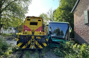 Feuerwehr Ratingen: FW Ratingen: Unfall zwischen einem Reisebus und einem Güterzug