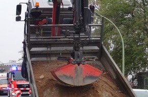 Feuerwehr Frankfurt am Main: FW-F: LKW stößt mit Kranausleger an Fernwärme-Rohrbrücke