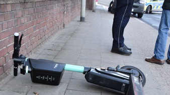 Polizei Mönchengladbach: POL-MG: Nutzer eines Miet-Elektrorollers bei Verkehrsunfall schwer verletzt