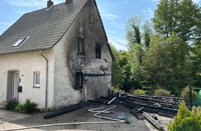 Feuerwehr Hüllhorst: FW Hüllhorst: Carport-Brand in Hüllhorst-Büttendorf