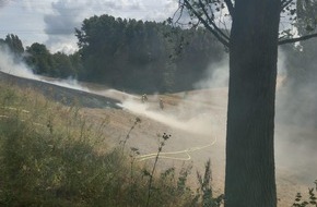 Feuerwehr Ratingen: FW Ratingen: Flächenbrand in Ratingen-Schwarzbach - 1000qm Stoppelfeld abgebrannt