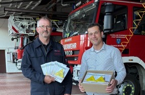 Feuerwehr Beverungen: FW Beverungen: Kleine Aufkleber, große Wirkung: KinderFinder können Leben retten / Feuerwehr Beverungen erhält Spende für Brandschutzerziehung