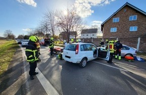 Freiwillige Feuerwehr Sankt Augustin: FW Sankt Augustin: Verkehrsunfall mit zwei eingeschlossenen Personen