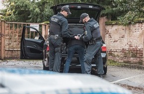 Bundespolizeiinspektion Ludwigsdorf: BPOLI LUD: Gesuchter Pole mit Silberm&uuml;nzen geht auf Polizisten los