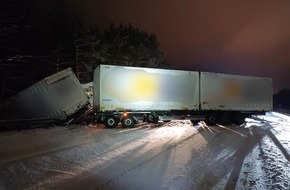 Polizeiinspektion Heidekreis: POL-HK: Soltau/A 7: Lkw-Unfall sorgt f&uuml;r Vollsperrung auf der A 7