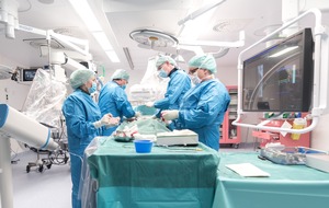 RHÖN-KLINIKUM AG: Schonendes Herzklappen-Reparaturverfahren im Hybrid-OP