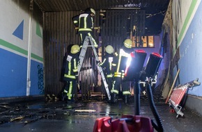 Feuerwehr Bochum: FW-BO: Mülltonne brennt in Durchfahrt eines Altenheims - Eine Verletzte Person durch starke Rauchentwicklung