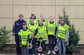 Polizeiinspektion Heidekreis: POL-HK: Neuenkirchen: Verkehrsunfall verursacht und geflohen; Schneverdingen: In Lagerhalle eingebrochen; Walsrode: Einbruch in Schule; Neuenkirchen: Neue Verkehrshelfer im Einsatz (Foto)